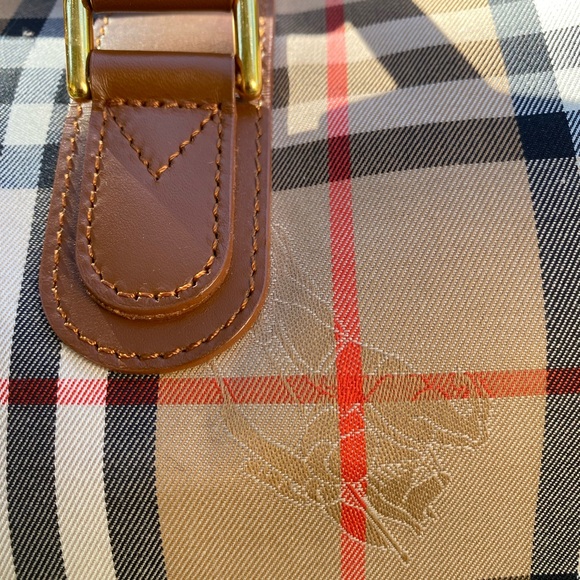 Burberry’s Check duffle bag - Picture 3 of 13